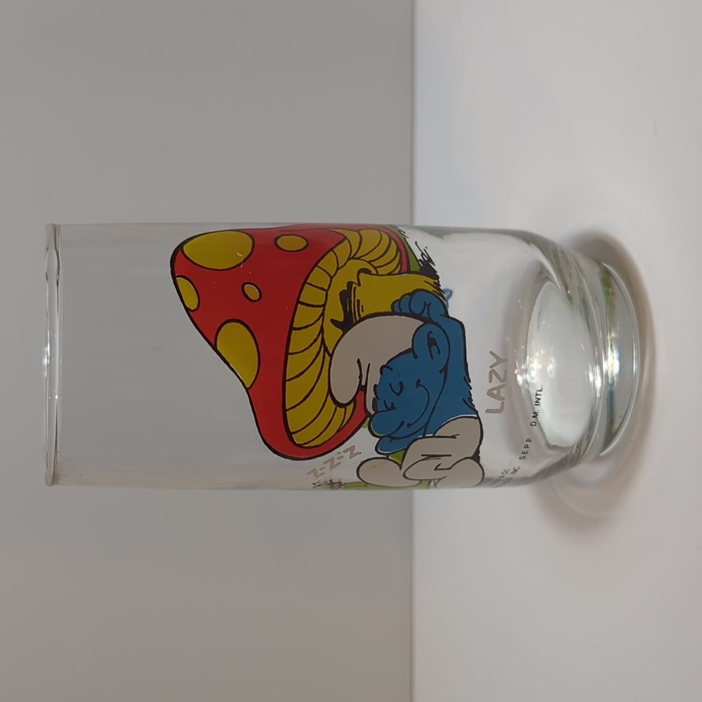 1982 Peyo Wallace Berrie and Co 16 oz glass of Lazy Smurf mushroom Sleeping VTG